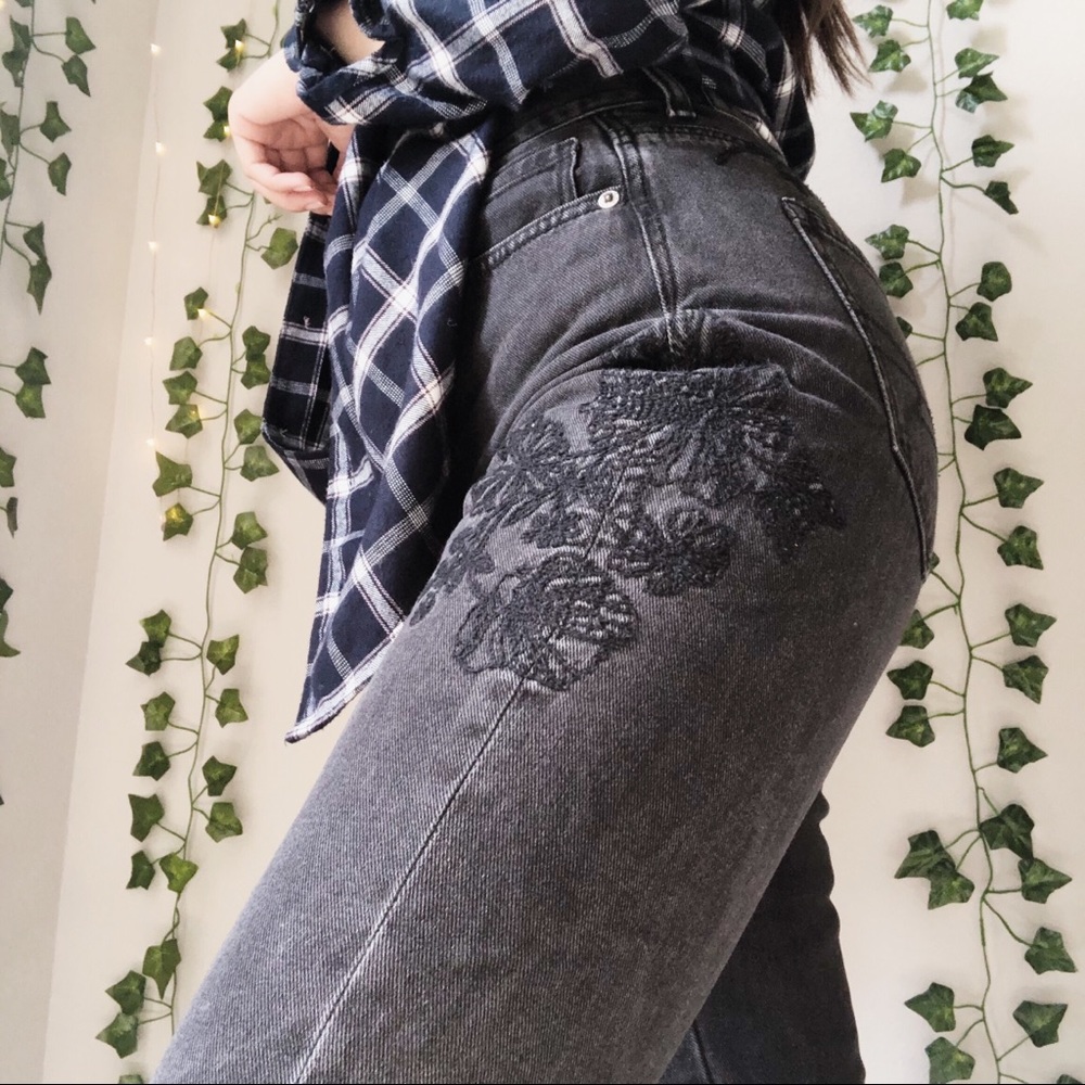 DETAILED BLACK JEANS